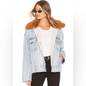EUC LEVIS OVERSIZED SHERPA TRUCKER
JACKET | SMALL